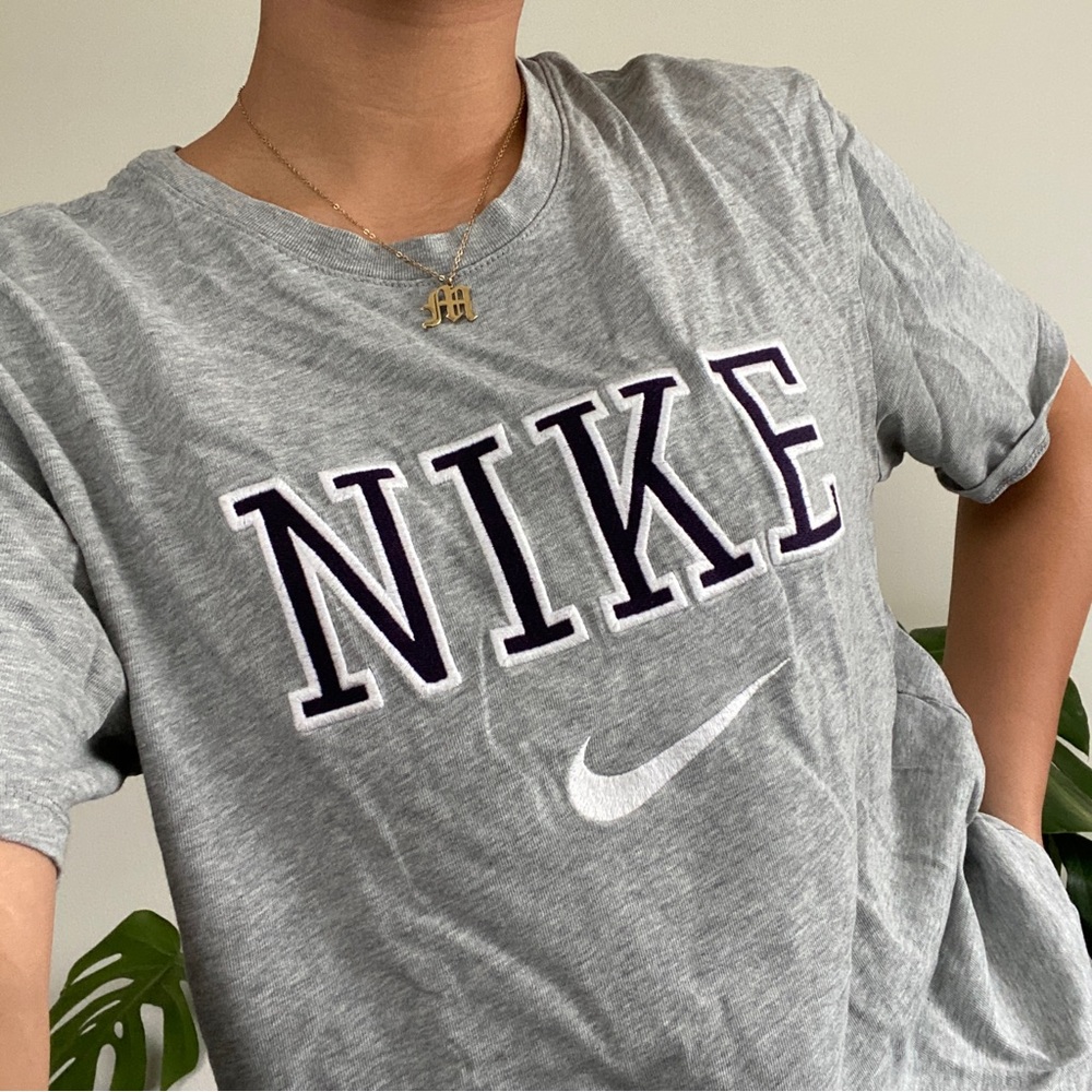 vintage embroidered Nike middle swoosh tee